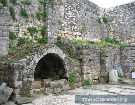Stone courtyard wall Stone courtyard wall